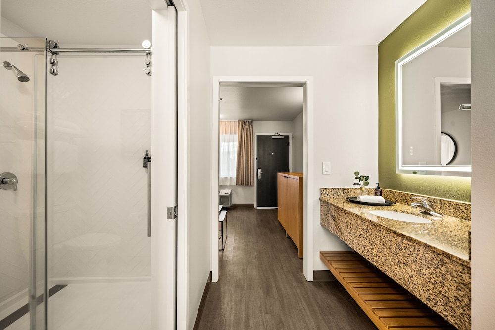 Oxford Suites Redding Deluxe King Suite Sleeper Sofa 6