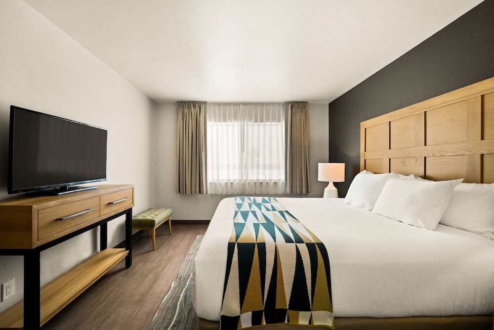 Oxford Suites Redding Deluxe King Suite Sleeper Sofa 5