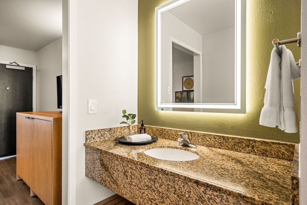 Oxford Suites Redding Deluxe King Suite Sleeper Sofa 7