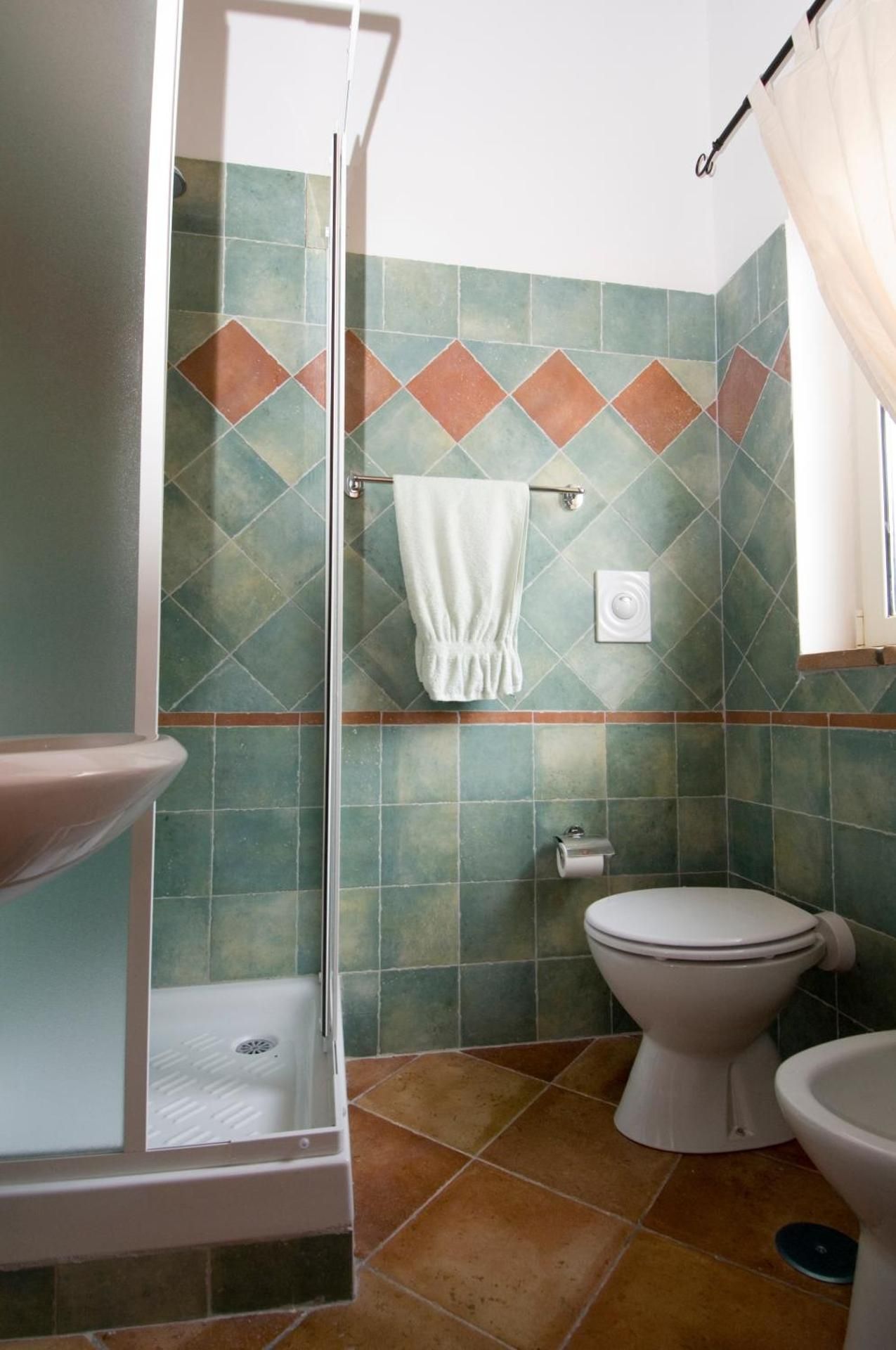 One-Bedroom Apartment - Split Level - Annex