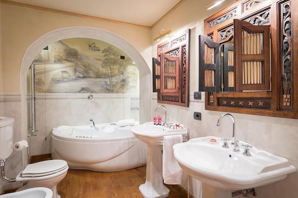 Luxury Condo, Valley View