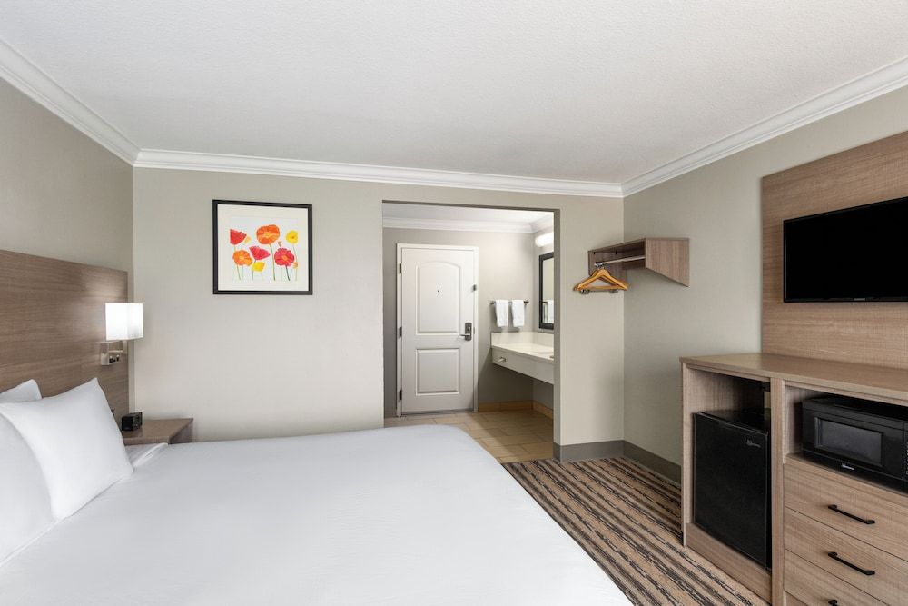 Solara Inn and Suites Standard Room, 1 King Bed 3