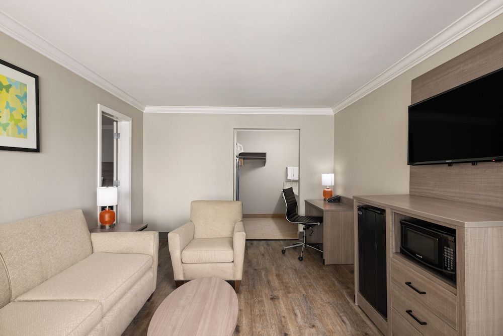 Solara Inn and Suites