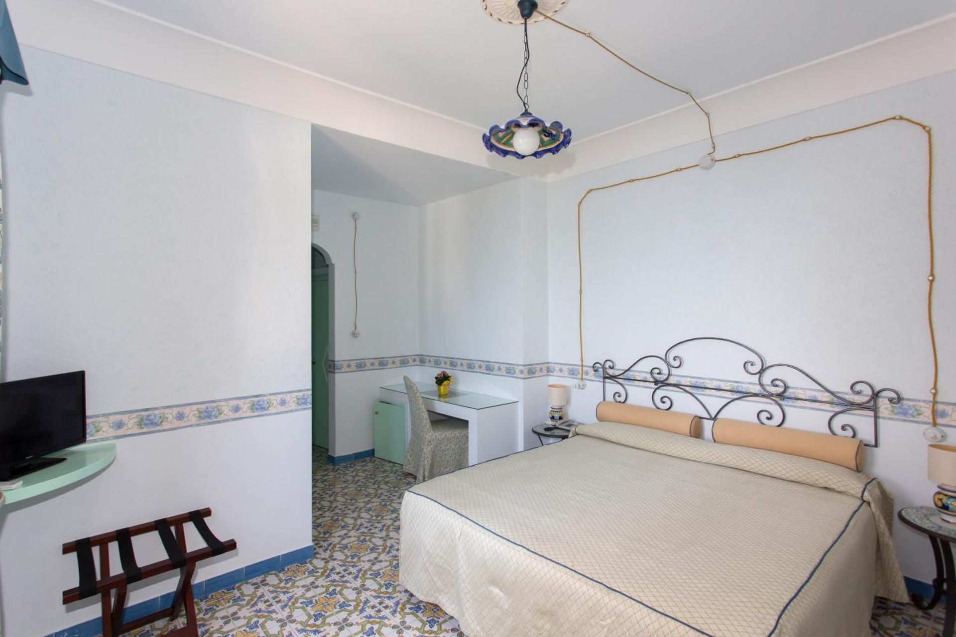 Basic Triple Room with Sea View