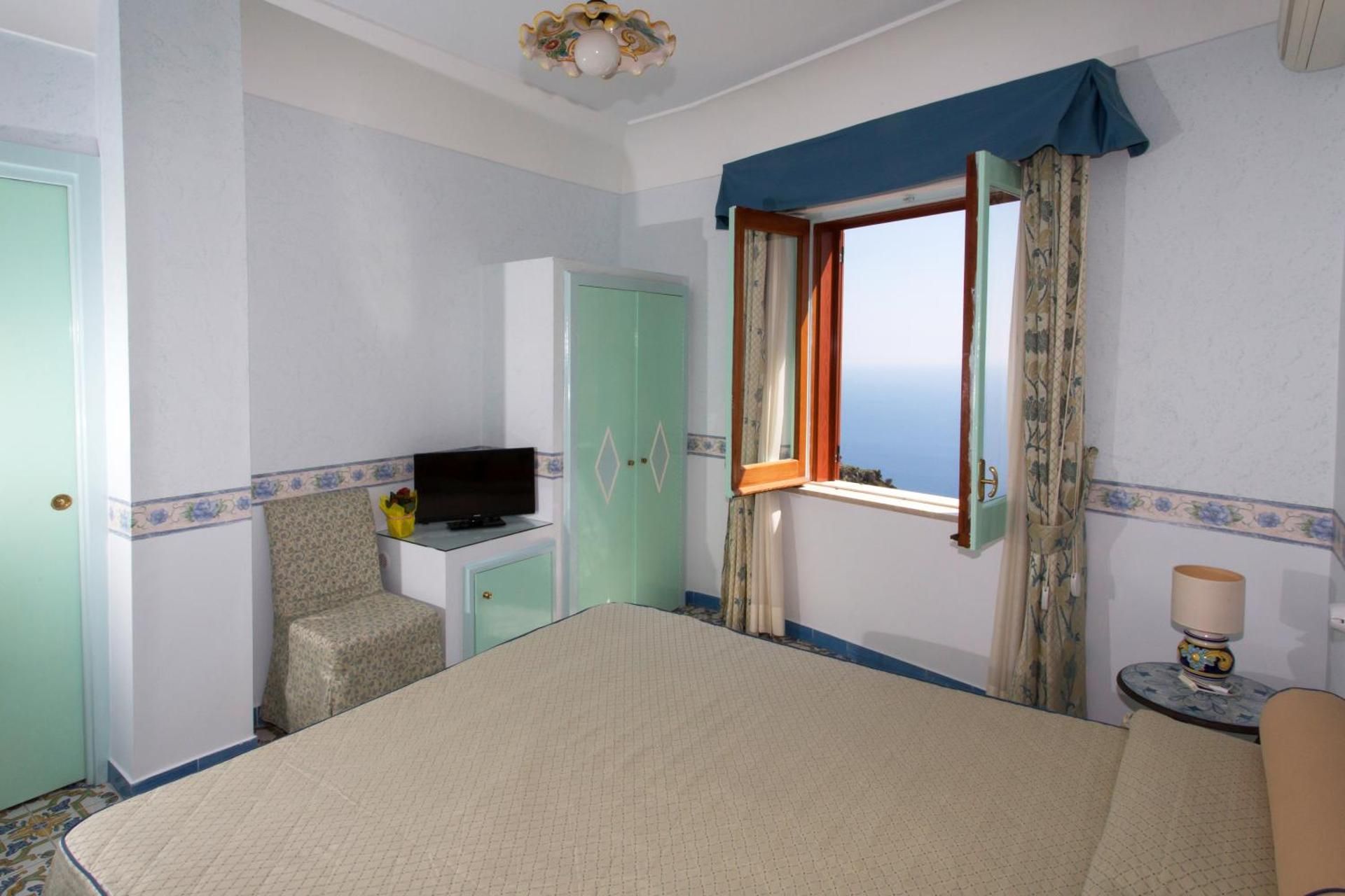 Basic Triple Room with Sea View