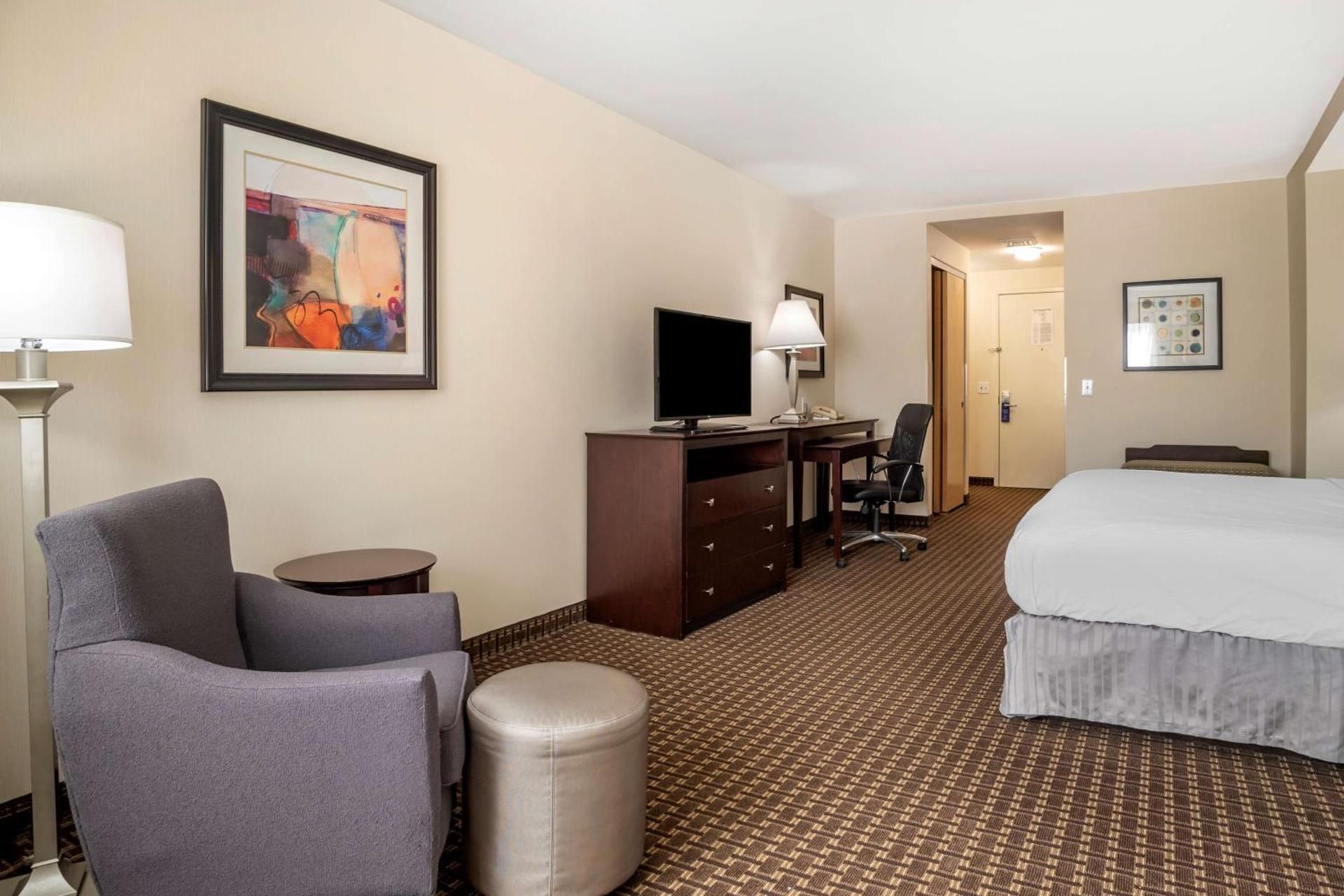 1 King Bed, Nonsmoking, Whirlpool, Sofabed