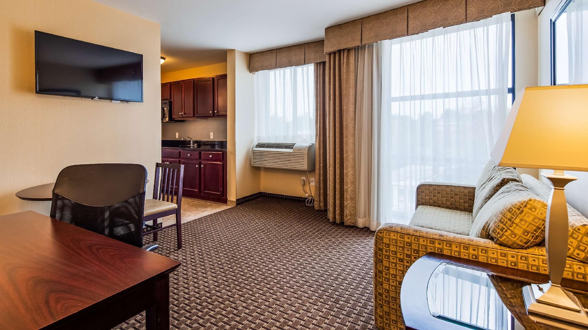 Suite-1 King Bed, Nonsmoking, Separate Living Area, Sofabed