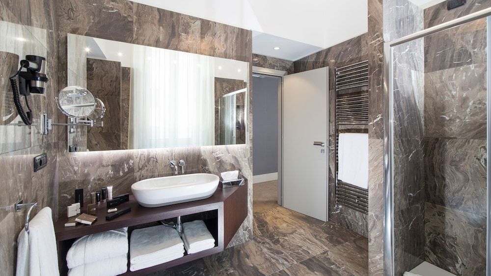 Monti Palace Hotel Triple Room (Prestige) 5