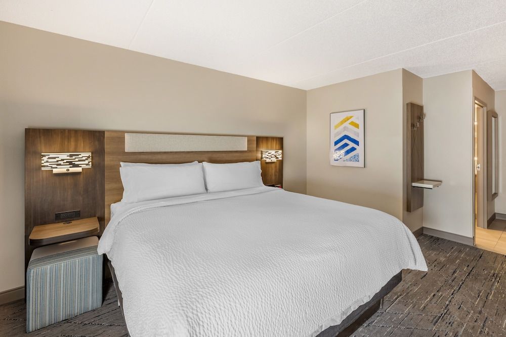 Standard Room, 1 King Bed, Accessible (Roll-In Shower)