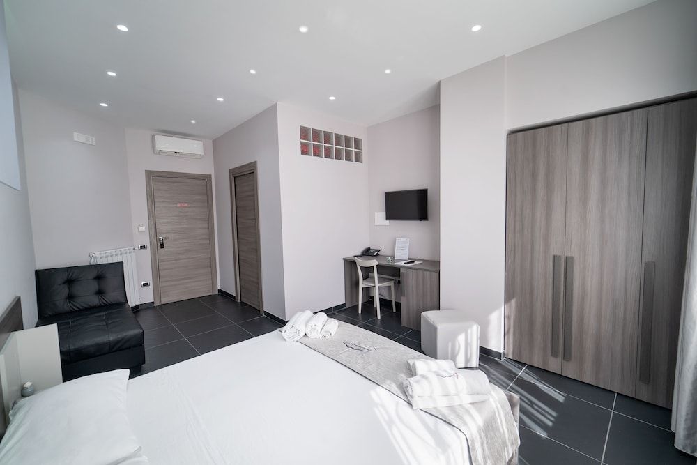 Standard Annex, Queen, City View