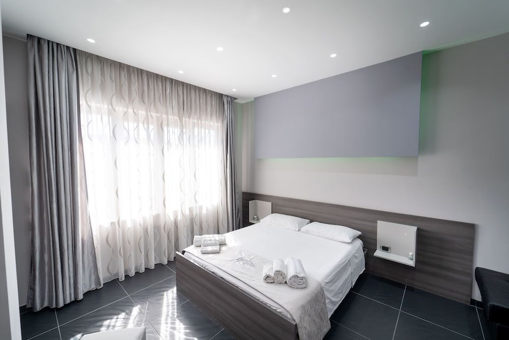 Standard Annex, Queen, City View