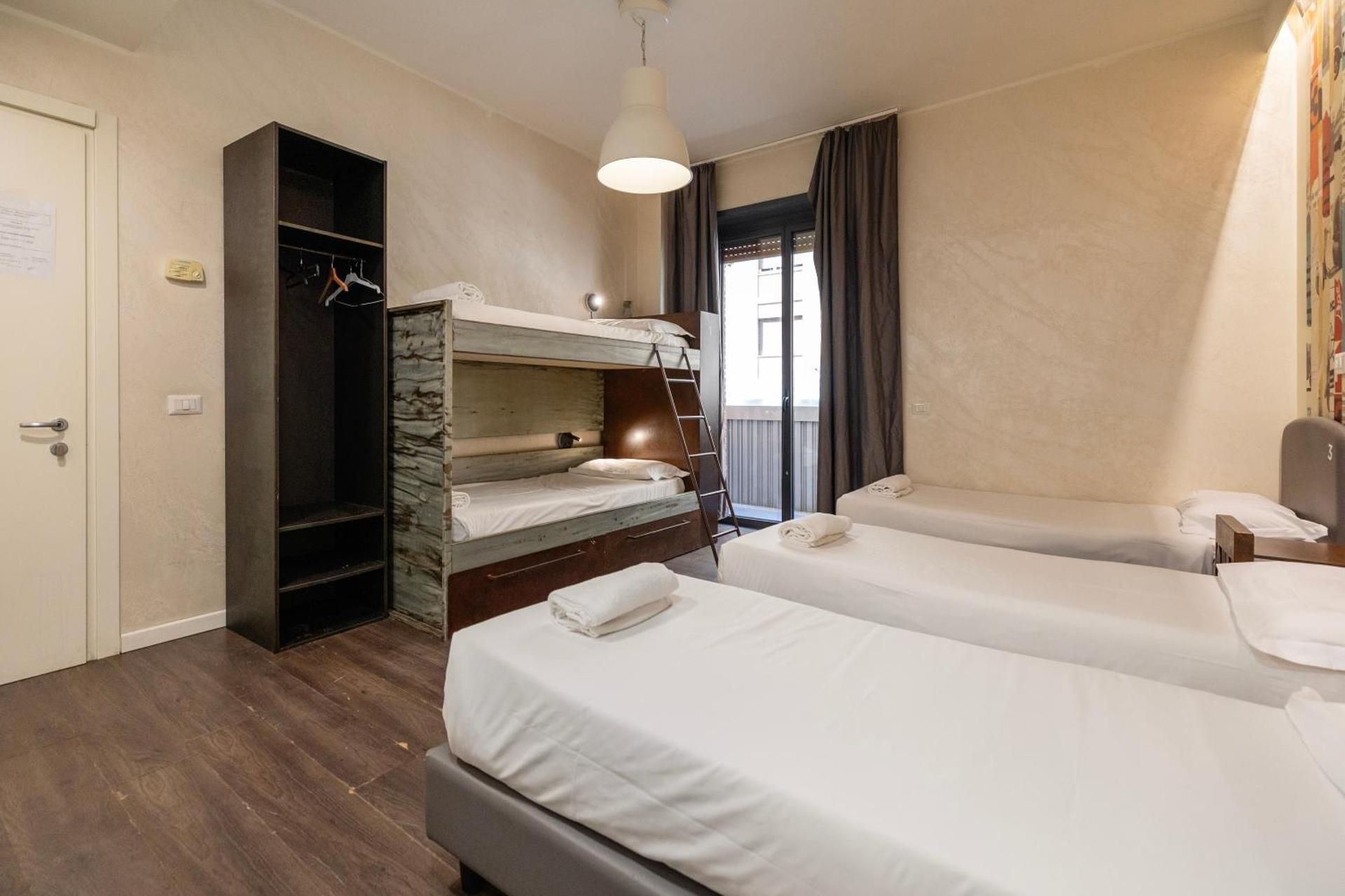 Bed in 6-Bed Mixed Dormitory Room-Double restroom with En suite Bathroom