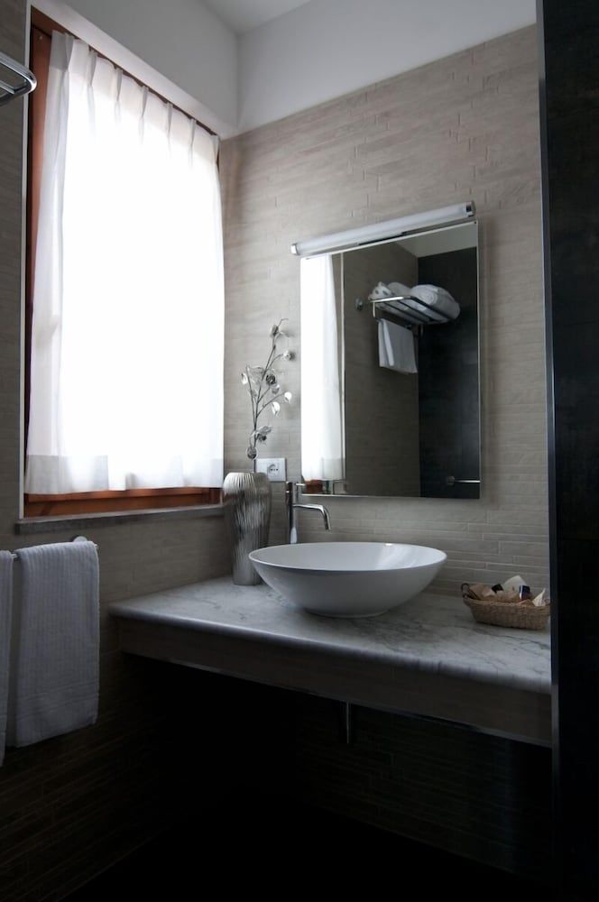 Queen Hotel Comfort Double Room Single Use 2