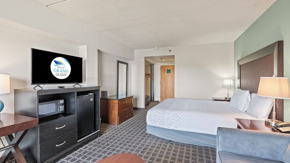 Standard Room, 1 King Bed, Lake View