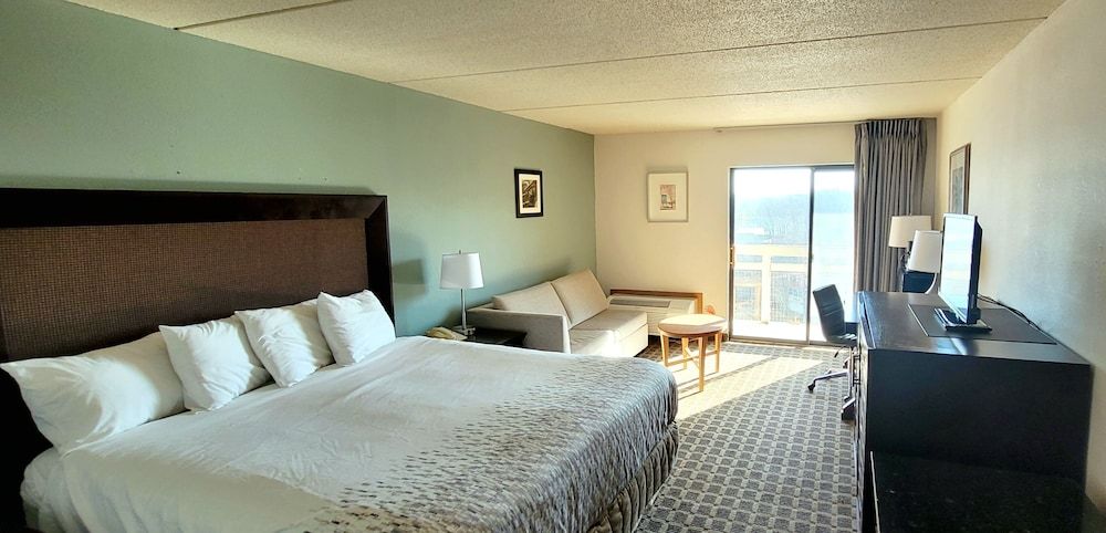 Standard Room, 1 King Bed, Lake View