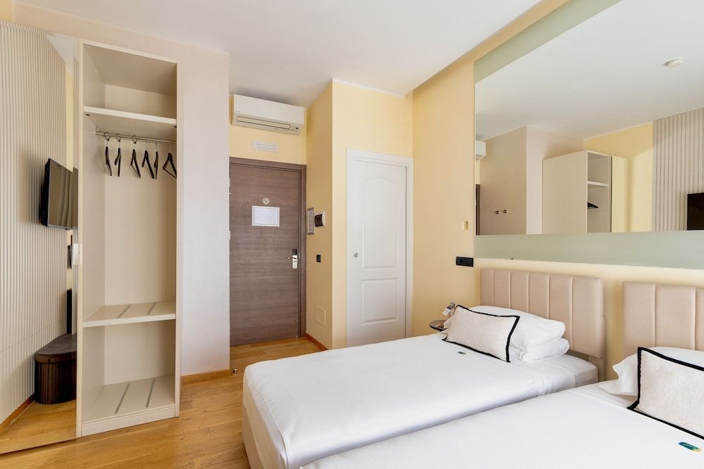 AH - Fashion District Classic Double Room 4