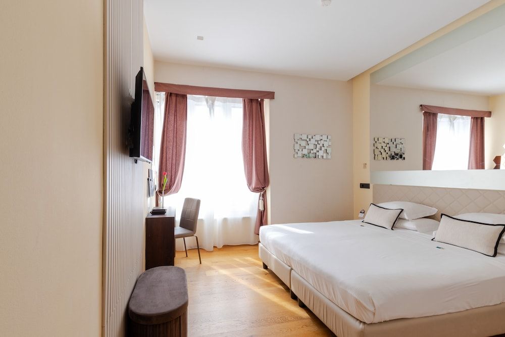 AH - Fashion District Classic Double Room 2