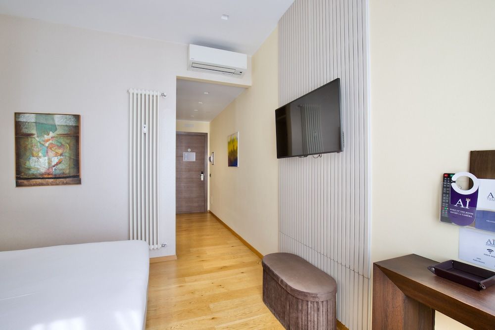 AH - Fashion District Classic Double Room 9