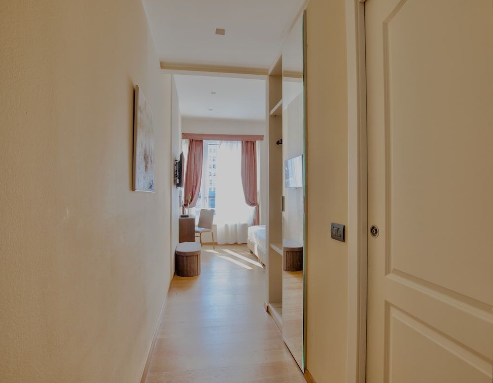 AH - Fashion District Classic Double Room 10