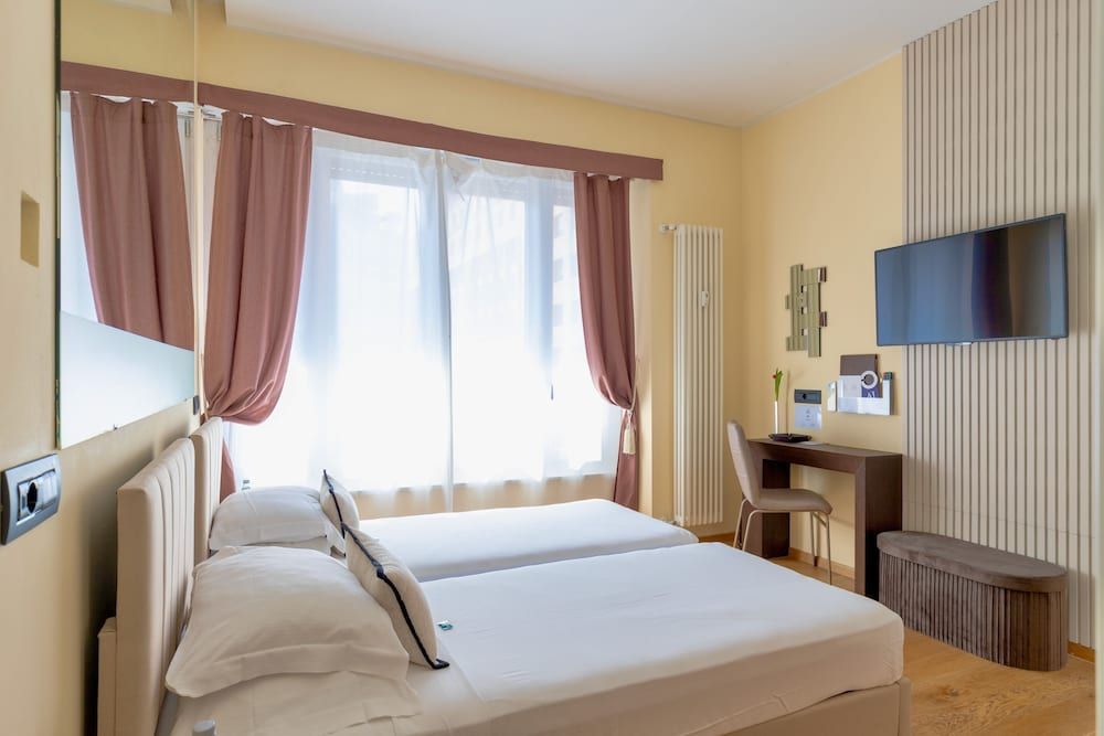 AH - Fashion District Classic Double Room 6