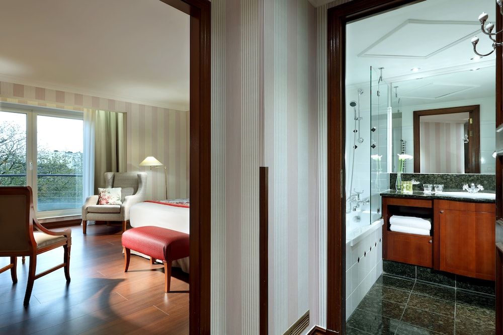 Eurostars Montgomery Deluxe Single Room 9