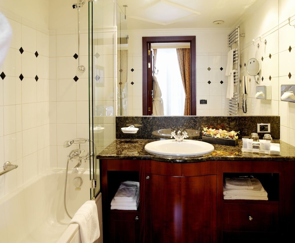 Eurostars Montgomery Deluxe Single Room 6