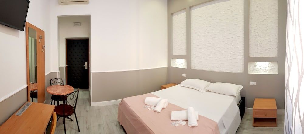 Legends Hostel Deluxe Double Room