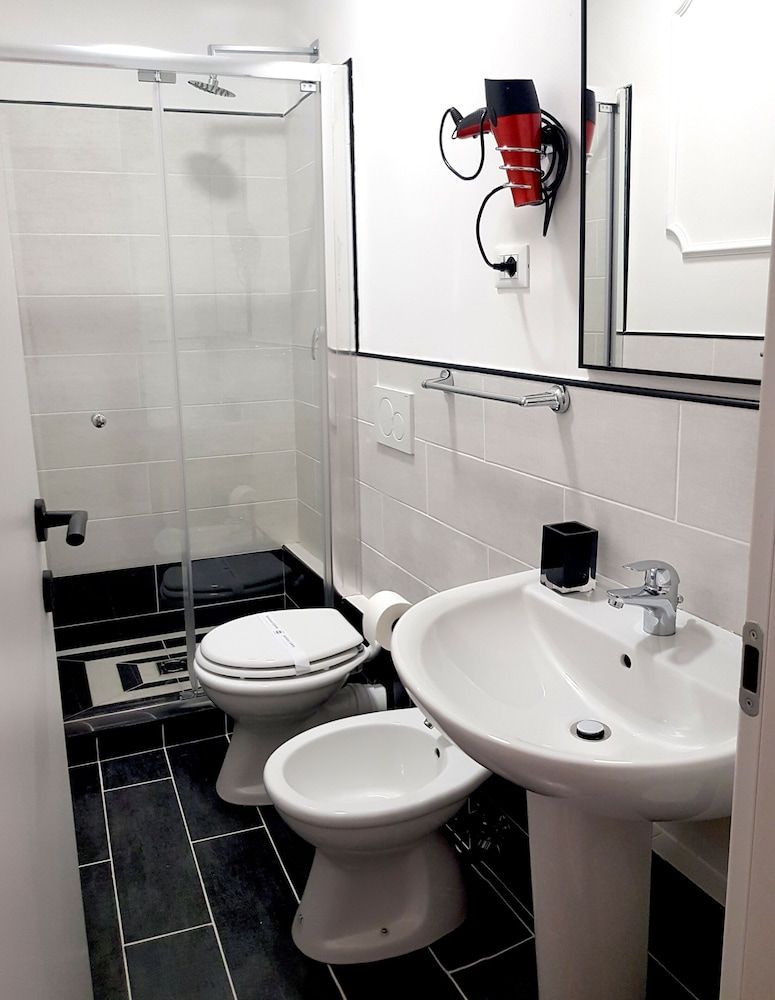 Legends Hostel Deluxe Double Room 4