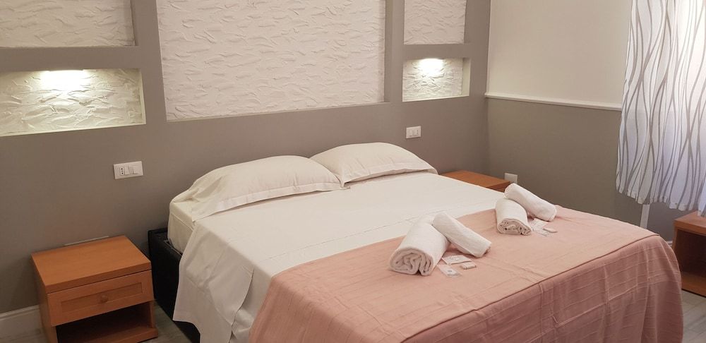 Legends Hostel Deluxe Double Room 2