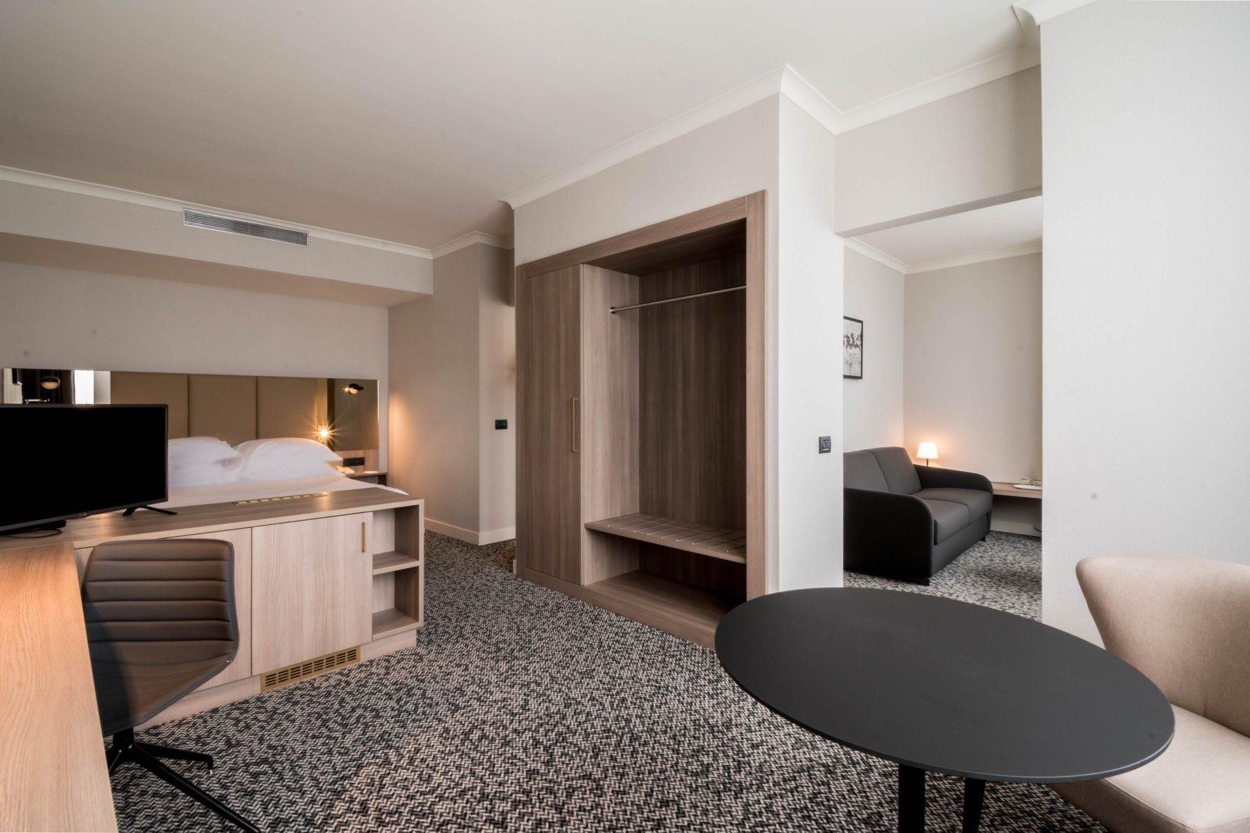 1 Queen Junior Suite