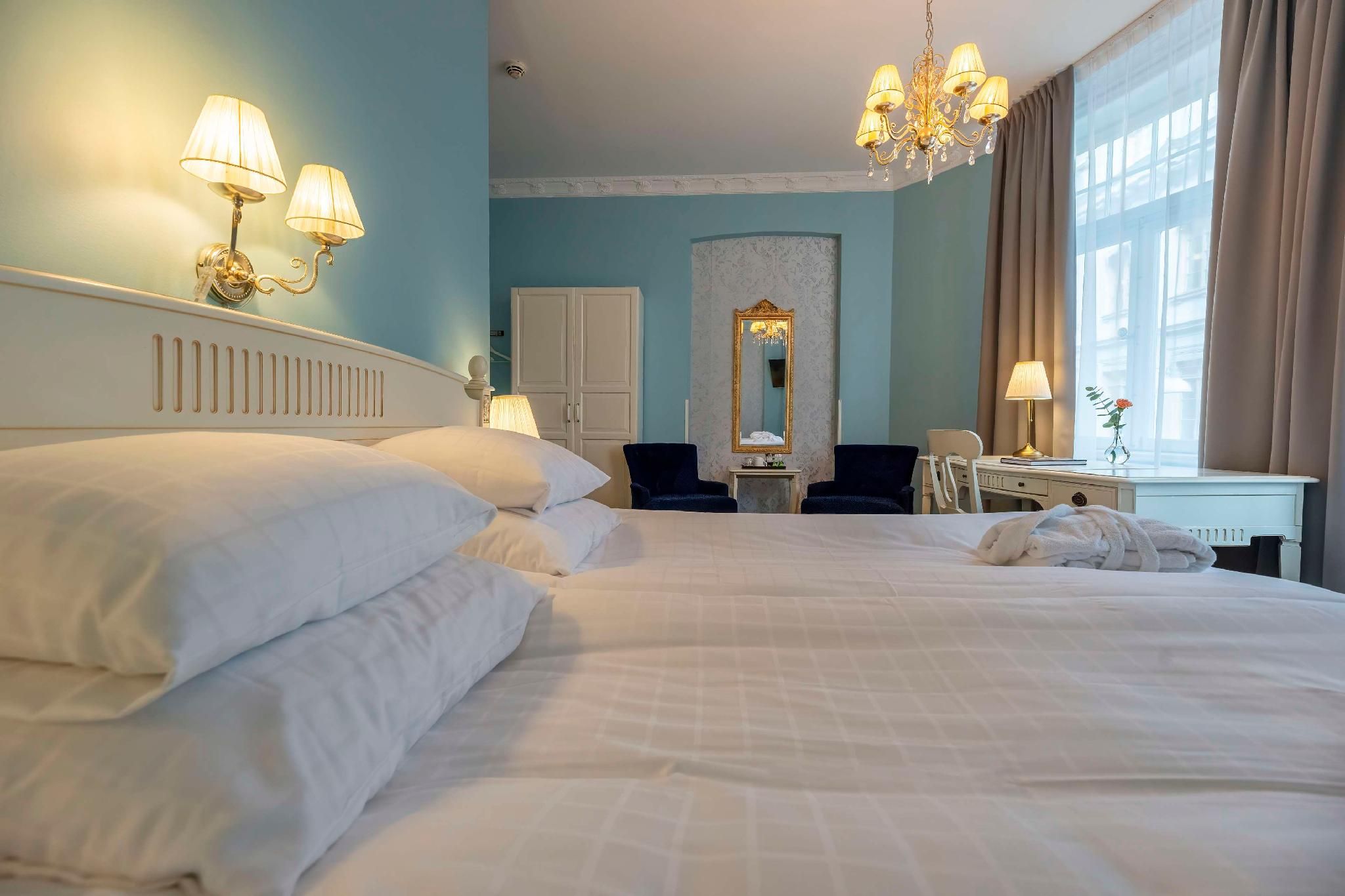 1 King Bed, Non-smoking, Deluxe Room, Sofabed For One Person, Full Breakfast