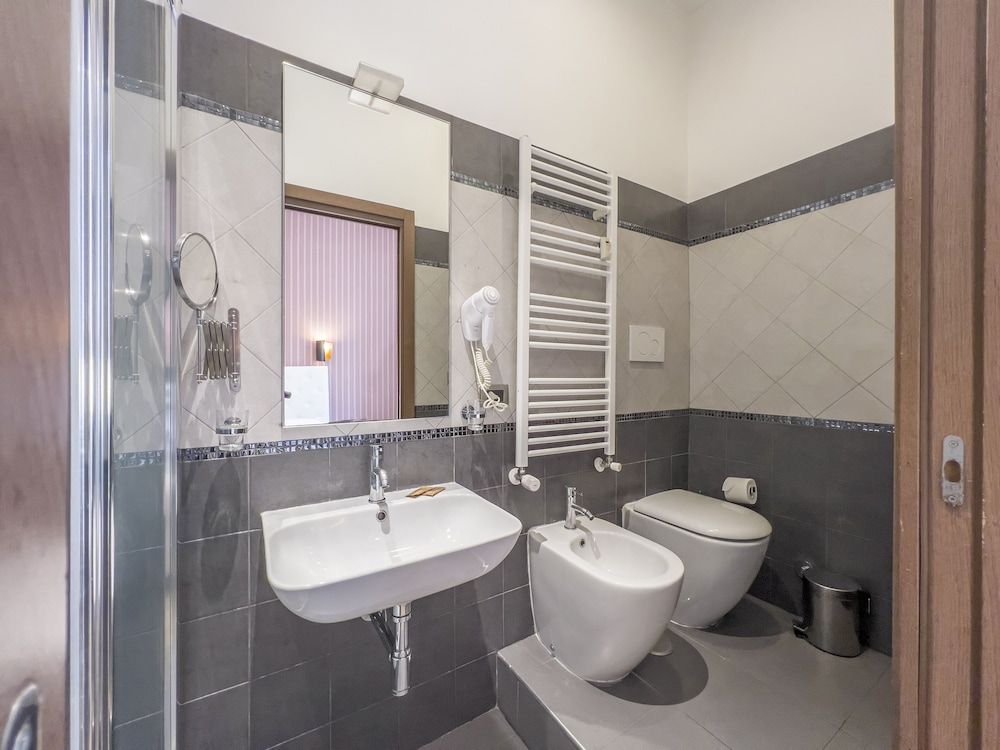 La Grande Bellezza Guesthouse Rome Standard Triple Room, Ensuite 9