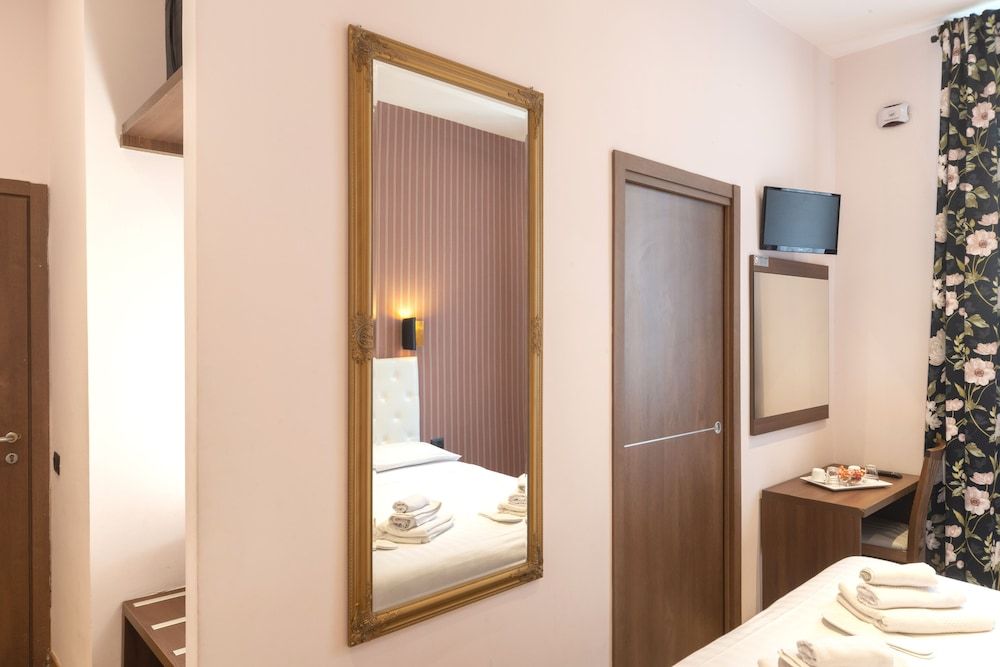 La Grande Bellezza Guesthouse Rome Standard Triple Room, Ensuite 11
