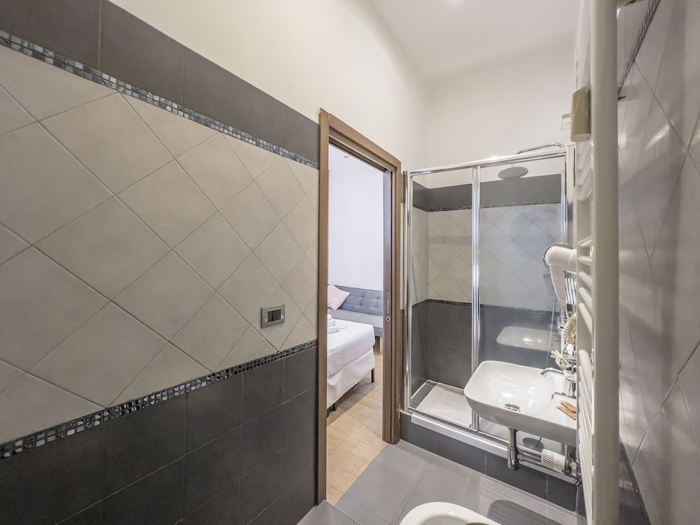 La Grande Bellezza Guesthouse Rome Standard Triple Room, Ensuite 10