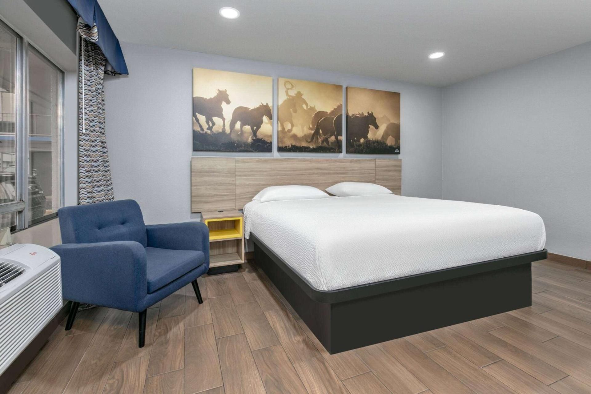1 King Bed Smoking