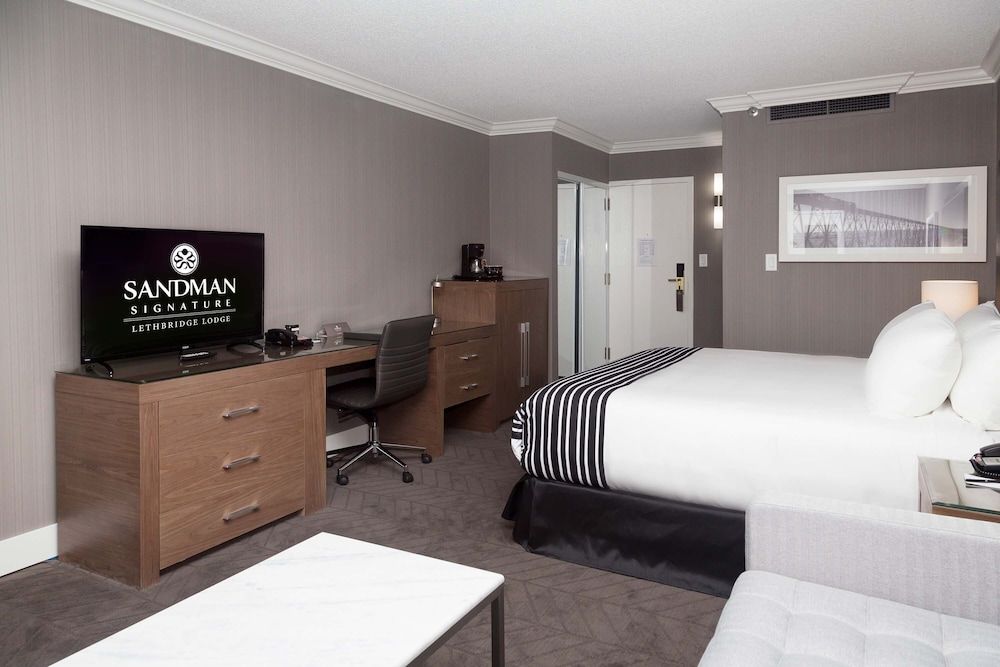 Sandman Signature Lethbridge Lodge Standard Room, 1 King Bed with Sofa bed