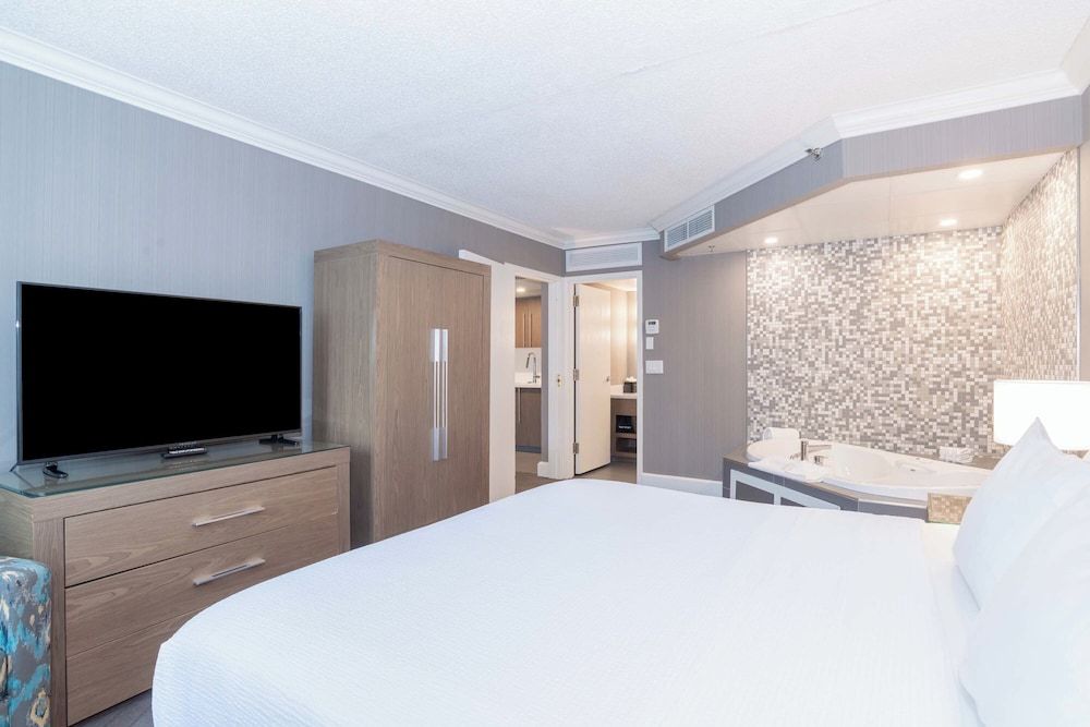 Sandman Signature Lethbridge Lodge Suite, 1 King Bed with Sofa bed (Jacuzzi) 2