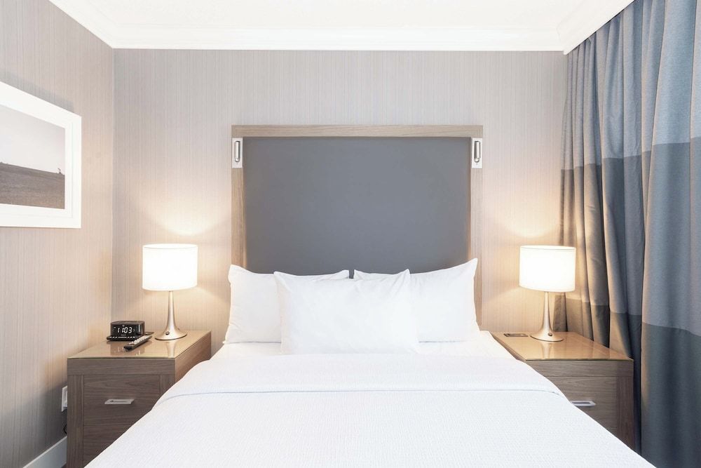 Sandman Signature Lethbridge Lodge Standard Suite, 1 Queen Bed with Sofa bed 2