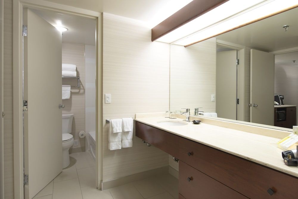 Cambridge Suites Toronto Deluxe Suite, 1 King Bed 3