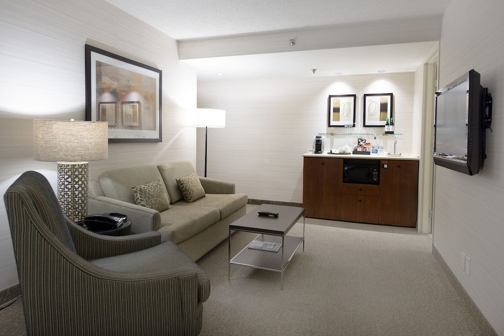Cambridge Suites Toronto Deluxe Suite, 1 King Bed with Sofa bed 4