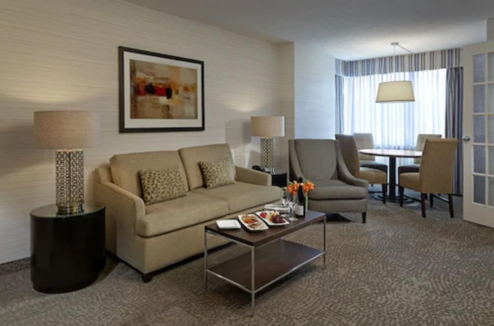 Cambridge Suites Toronto Deluxe Suite, 1 King Bed with Sofa bed 3