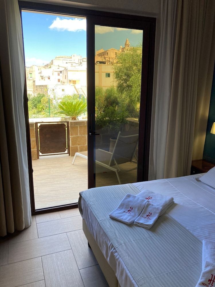 Hotel Flora Junior Suite, 1 Bedroom, Balcony 10