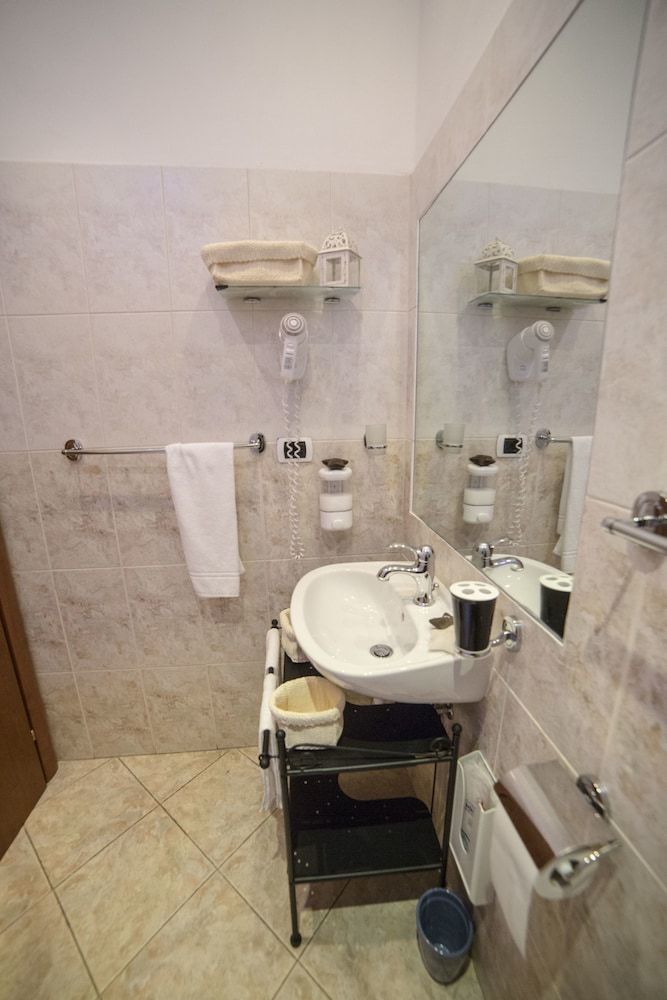 St. Peter Bed in Rome Double or Twin Room, Ensuite 4