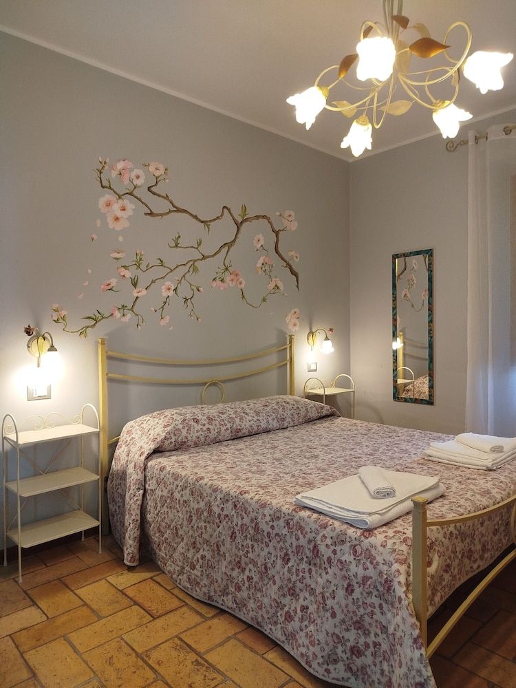 Deluxe Room, 1 Queen Bed, Ensuite, Garden View