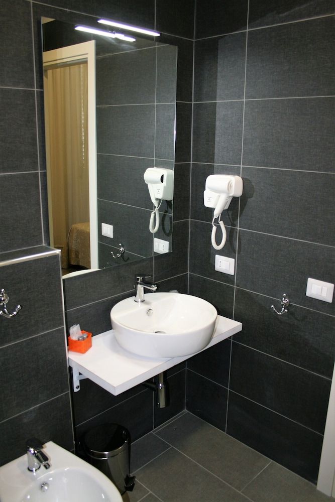 Hotel Magenta Double or Twin Room 15