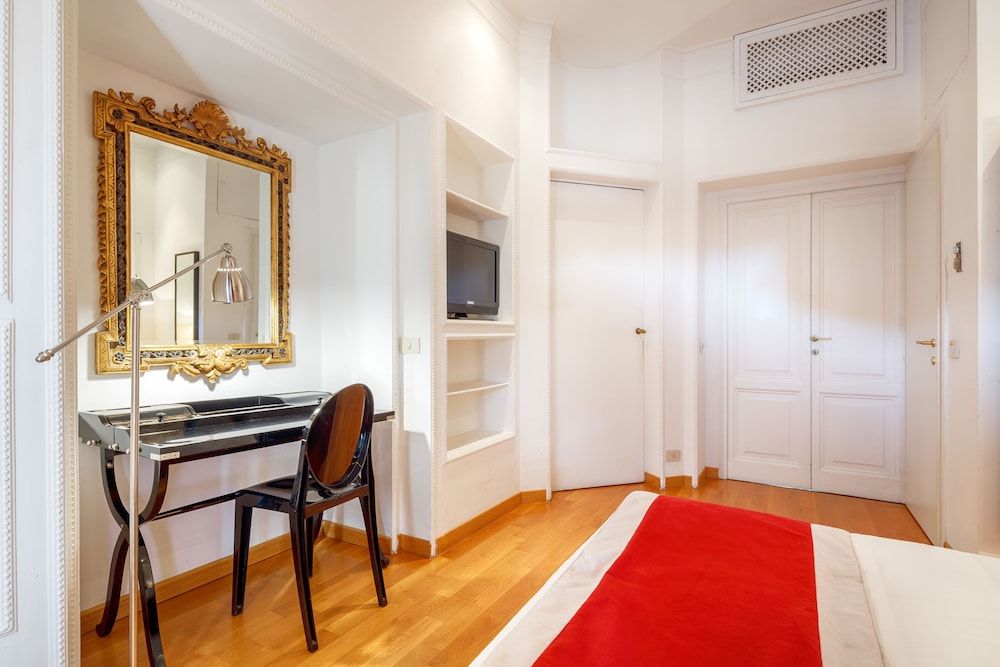 N° 9 Colosseo Double Room (with Coliseum View) 11