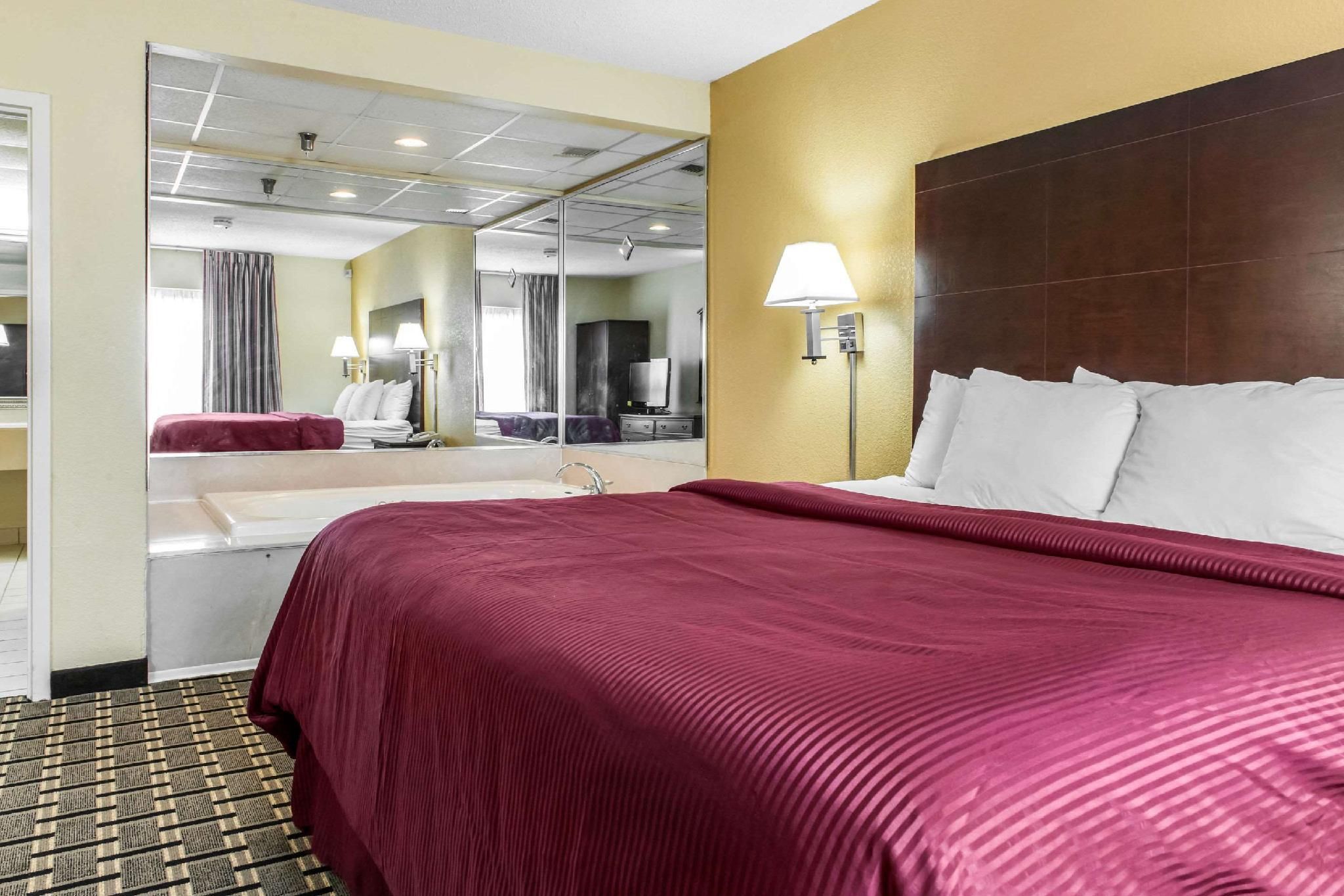 1 King Bed Suite Nonsmoking