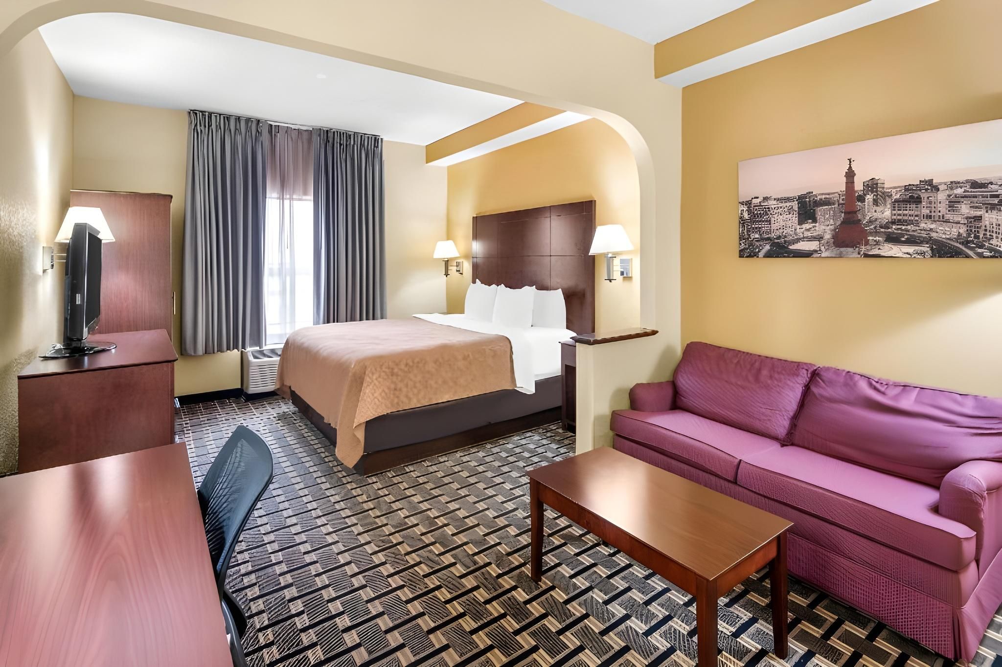 1 King Bed Suite Nonsmoking