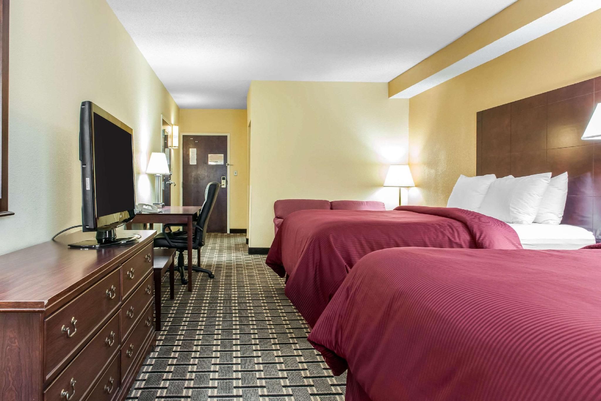 2 Queen Beds No Smoking