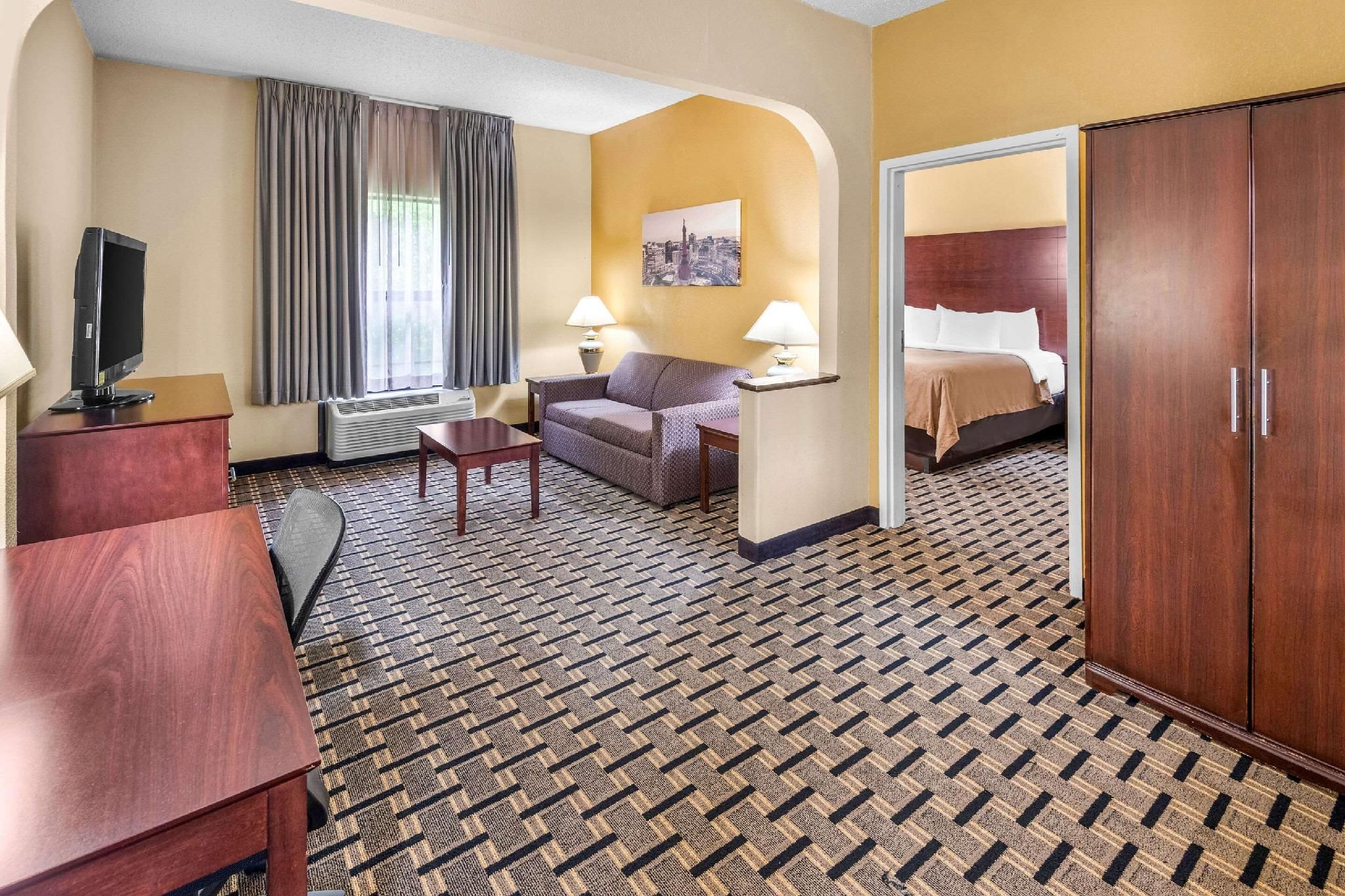 1 King Bed, Suite Nonsmoking